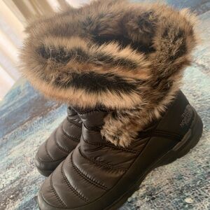 The North Face Women’s Insulated Fur Winter Boots Size 8
